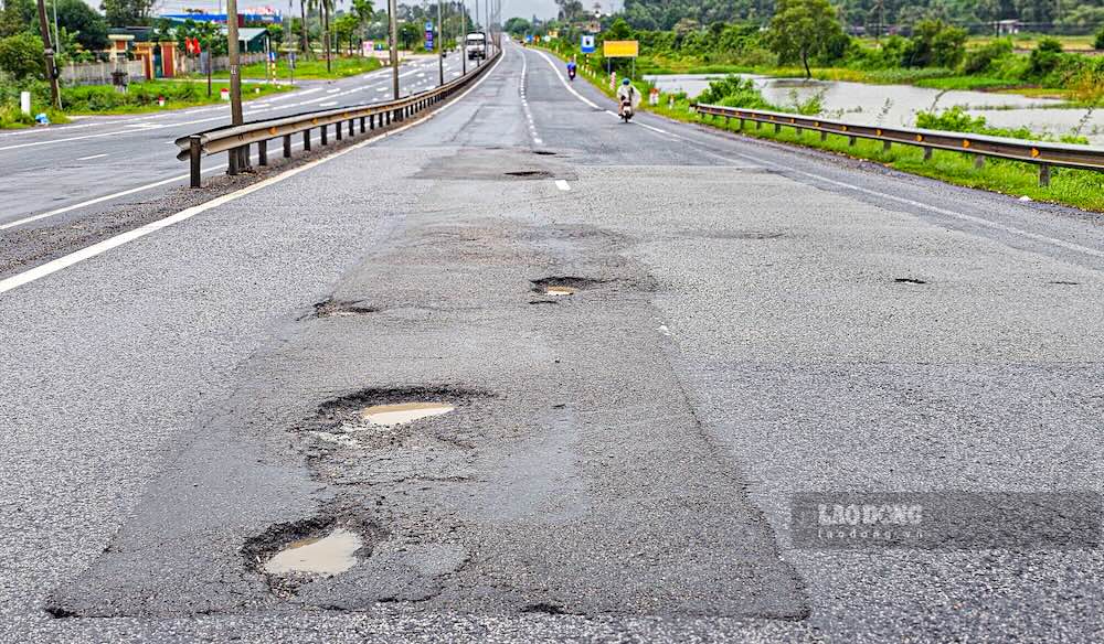Tren tuyen Quoc lo 1A doan qua xa Chan May – Lang Co (TP Hue), noi gan voi khu dan cu, truong hoc, hang loat “o voi”, “o ga” xuat hien day dac, co ho rong gan 2m, sau tu 5 den 20cm, gay nguy hiem cho nguoi va phuong tien tham gia giao thong. 