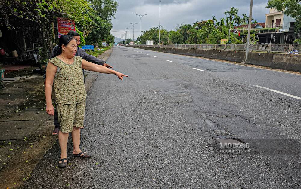 Ba Nguyen Thi Anh Tuyet, nguoi dan xa Chan May – Lang Co, cho biet, don vi duy tu co va duong, nhung chi do da len cho xe chay dan xuong, khong lu, khong do ho dau ben duoi nen chang may bua la hu lai. “Nam ngoai co nhom sinh vien o Da Nang di choi, chay ban dem qua doan nay, xe sup o, nga gay tay, bi thuong o chan. Da vang tung toe, xe lon chay ngang cung de bi truot. Toi o trong nha nghe tieng ‘ram’ la biet co xe sup o, chay ra thay ma so” – ba Tuyet ke lai. 
