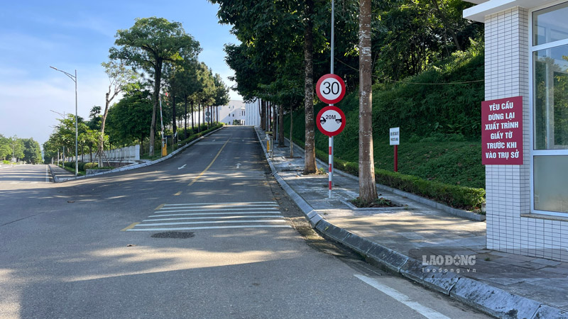 Lực lượng làm nhiệm vụ bảo vệ trụ sở đã không còn hiện diện tại đây. Ảnh: Đinh Đại