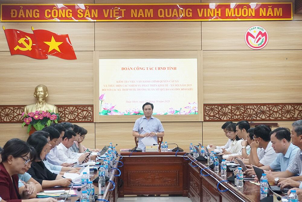 Ong Tran Van Dung nhan manh, viec kiem tra van hanh chinh quyen co so nham kip thoi thao go kho khan, thuc day cac dia phuong hoan thanh cac chi tieu phat trien kinh te - xa hoi. Anh: Cong thong tin dien tu Dong Thap.
