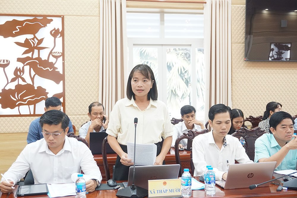 Lanh dao xa Thap Muoi neu kien nghi. Anh: Cong thong tin dien tu Dong Thap.