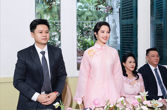 Primmy Truong ben canh ong xa - thieu gia Phan Thanh trong le an hoi cua Phan Hoang. Anh: Nghe si cung cap