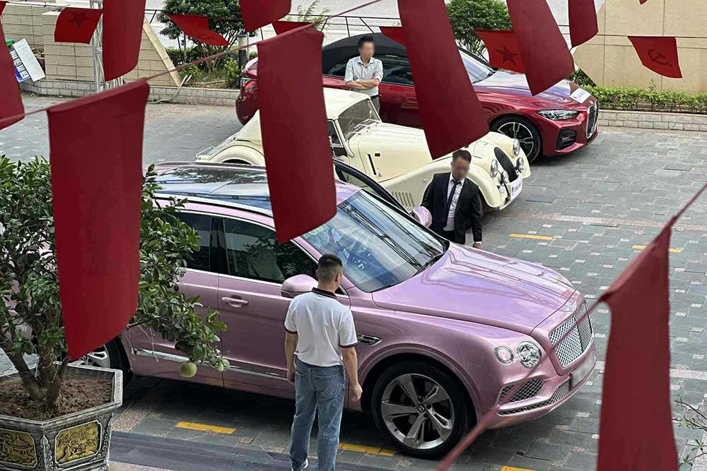 Una flota de supercoches y superdeportivos incluidos McLaren 720S Rolls-Royce Phantom Bentley Bentayga y muchos otros modelos deportivos aparecen en las calles de Hai Phong. Foto: Duong Nguyen