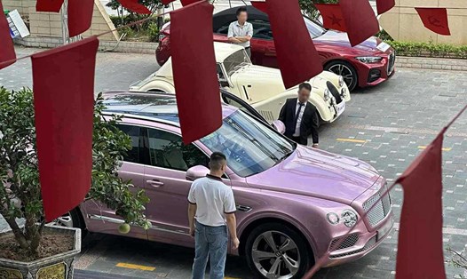 Dàn siêu xe và xe siêu sang gồm McLaren 720S, Rolls-Royce Phantom, Bentley Bentayga cùng nhiều mẫu thể thao khác xuất hiện trên đường phố Hải Phòng. Ảnh: Dương Nguyễn