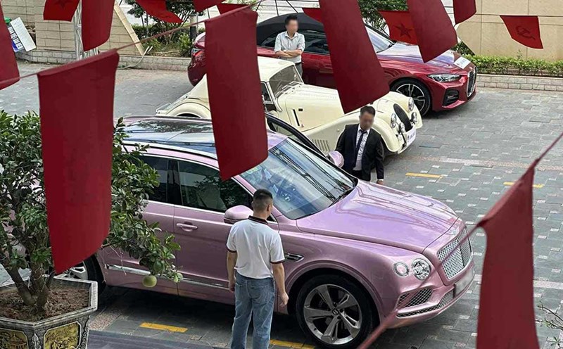 Supercars and super luxury cars including McLaren 720S, Rolls-Royce Phantom, Bentley Bentayga and many other sports cars appeared on the streets of Hai Phong. Photo: Duong Nguyen