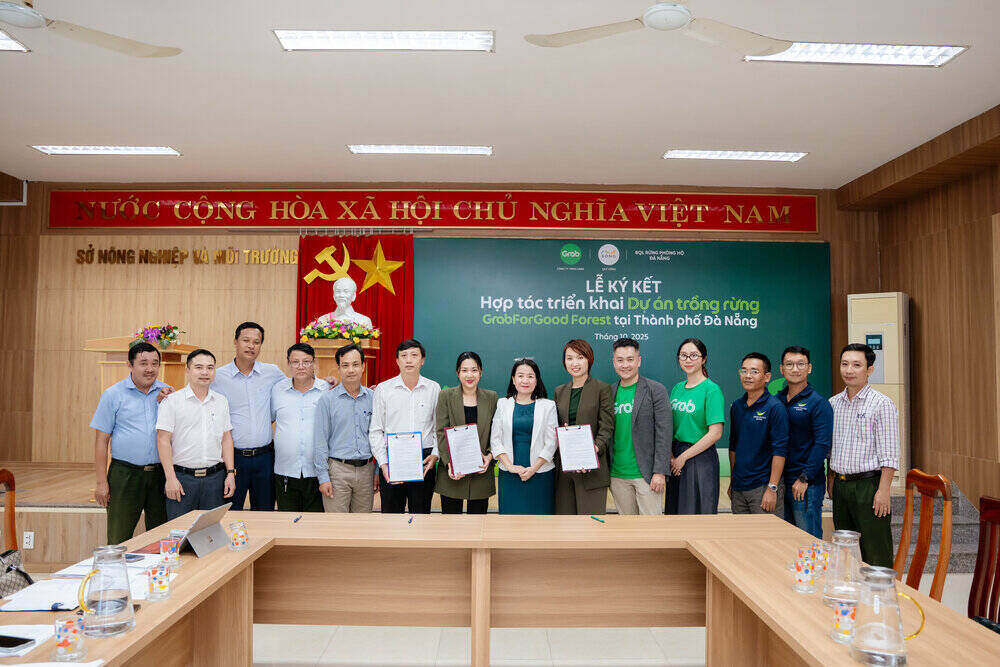 Le ky ket trien khai du an trong rung Grab ForGood Forest giua Grab Viet Nam va Ban quan ly rung phong ho thanh pho Da Nang cung Quy Song. Ảnh: Grab Viet Nam