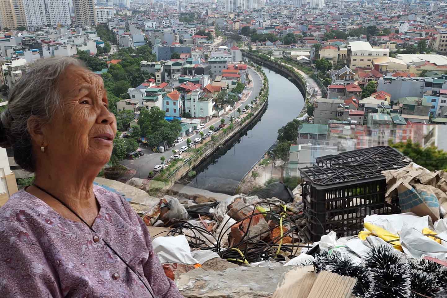 Pollution surrounds La Khe canal and the persistent suffering of Ha Dong people