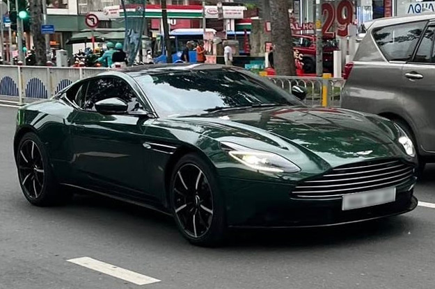 El raro Aston Martin DB11 azul marino equipado con un motor V8 biturbo aparece prominentemente en las calles de Ciudad Ho Chi Minh. Foto: Ho Dang