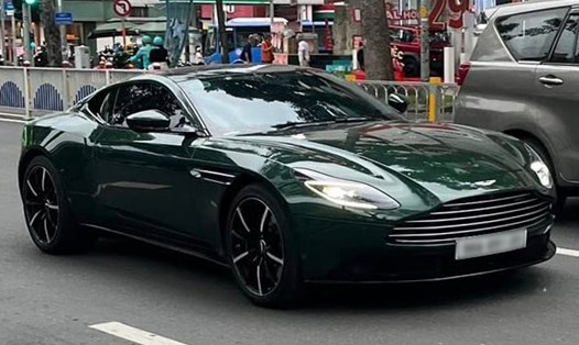 Chiếc Aston Martin DB11 màu xanh rêu hiếm, trang bị động cơ V8 tăng áp kép, xuất hiện nổi bật trên đường phố TPHCM. Ảnh: Hờ Đăng