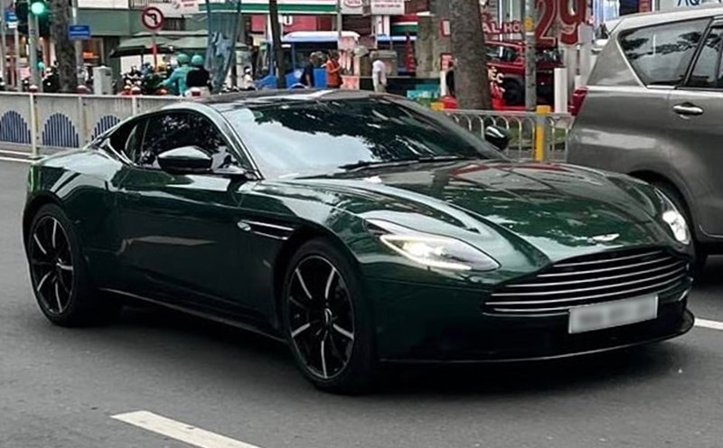 The rare moss green Aston Martin DB11, equipped with a twin-turbocharged V8 engine, stands out on the streets of Ho Chi Minh City. Photo: Ho Dang