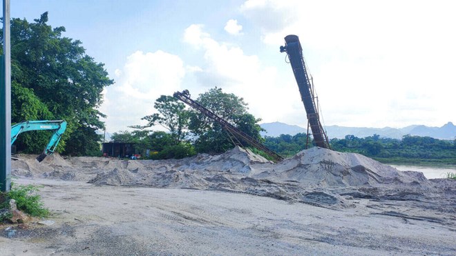 1,200m3 of black sand is evidence of a case that is about to be auctioned by Phu Tho Traffic Police Department. Photo: Dang Tinh