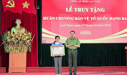 Giám đốc Công an tỉnh Lai Châu trao Huân chương Bảo vệ Tổ quốc hạng Ba cho đại diện gia đình đồng chí Hà Văn Minh. Ảnh: Công an Lai Châu