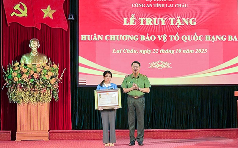 The Director of Lai Chau Provincial Police presented the Third Class Fatherland Protection Medal to the representative of comrade Ha Van Minh's family. Photo: Lai Chau Police