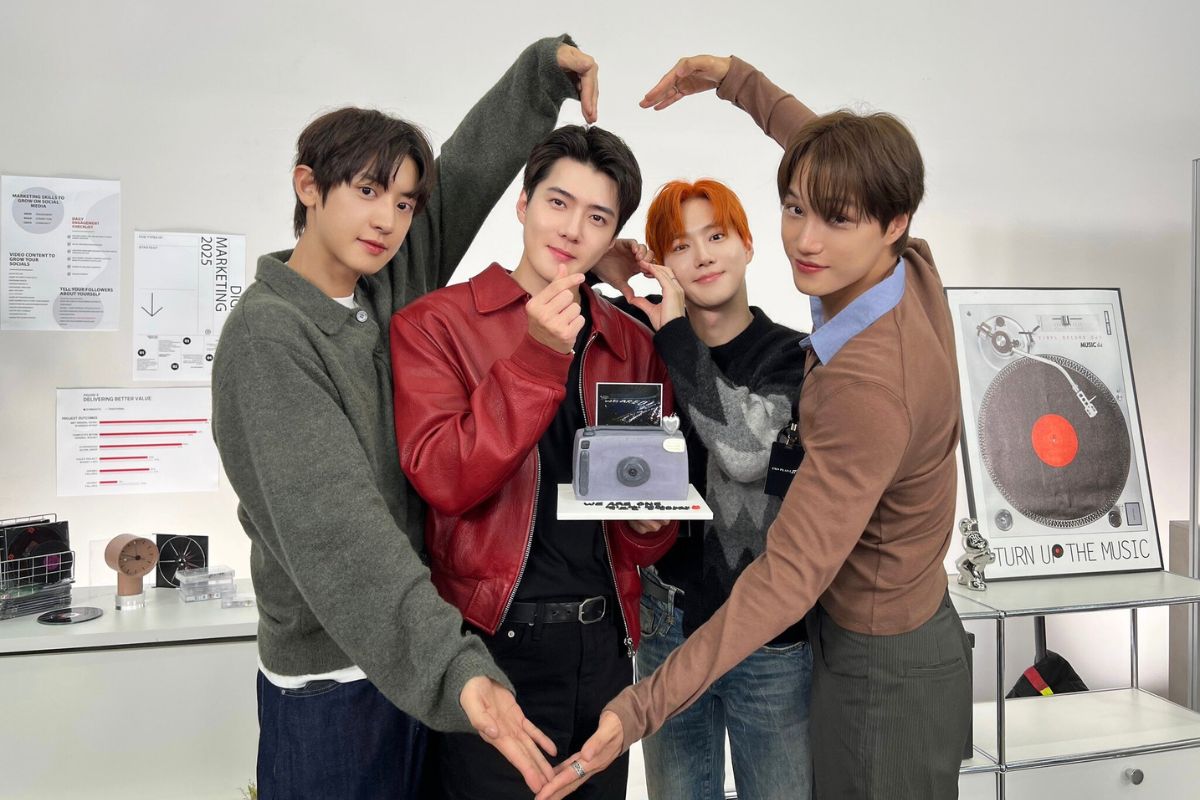 Sehun xuat hien cung mot so thanh vien EXO sau khi xuat ngu. Anh: SM Entertainment