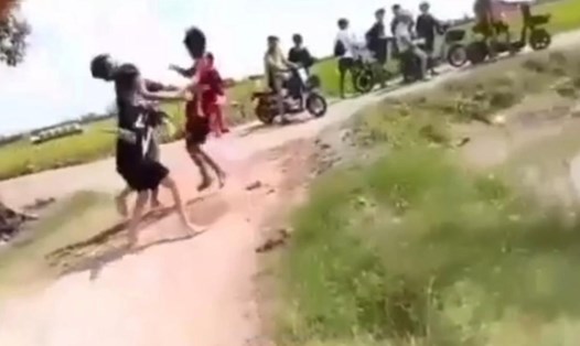 Vụ học sinh đánh nhau gây thương tích đăng tải trên mạng xã hội đã được UBND xã Bình Thạnh Đông (An Giang) xác nhận và có báo cáo vụ việc. Ảnh chụp từ video clip