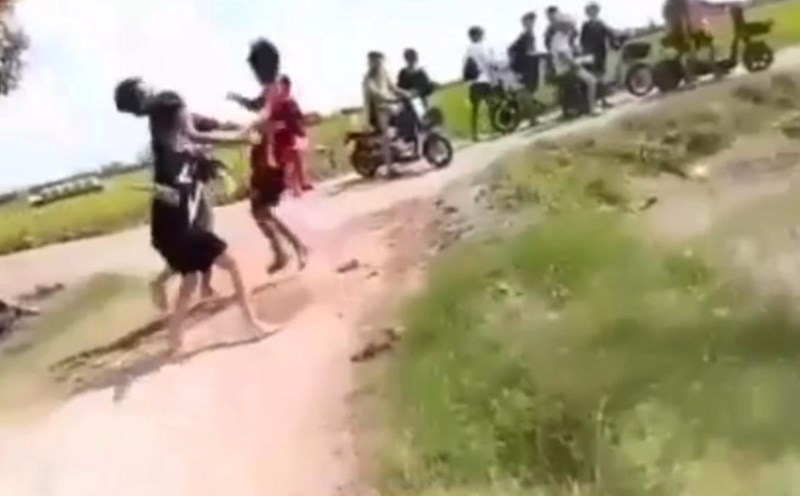 The incident of students fighting and causing injuries posted on social media has been confirmed by the People's Committee of Binh Thanh Dong commune (An Giang) and the incident has been reported. Photo from video clip