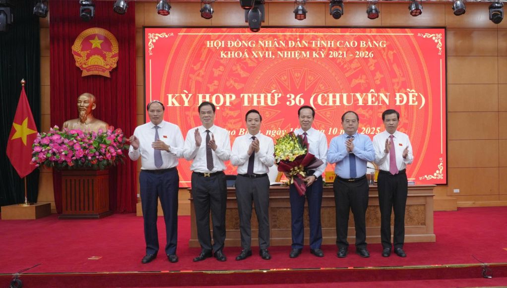 Lanh dao Tinh uy, HDND, UBND tinh Cao Bang tang hoa chuc mung ong Vu Dinh Quang. Anh: Duc Thu