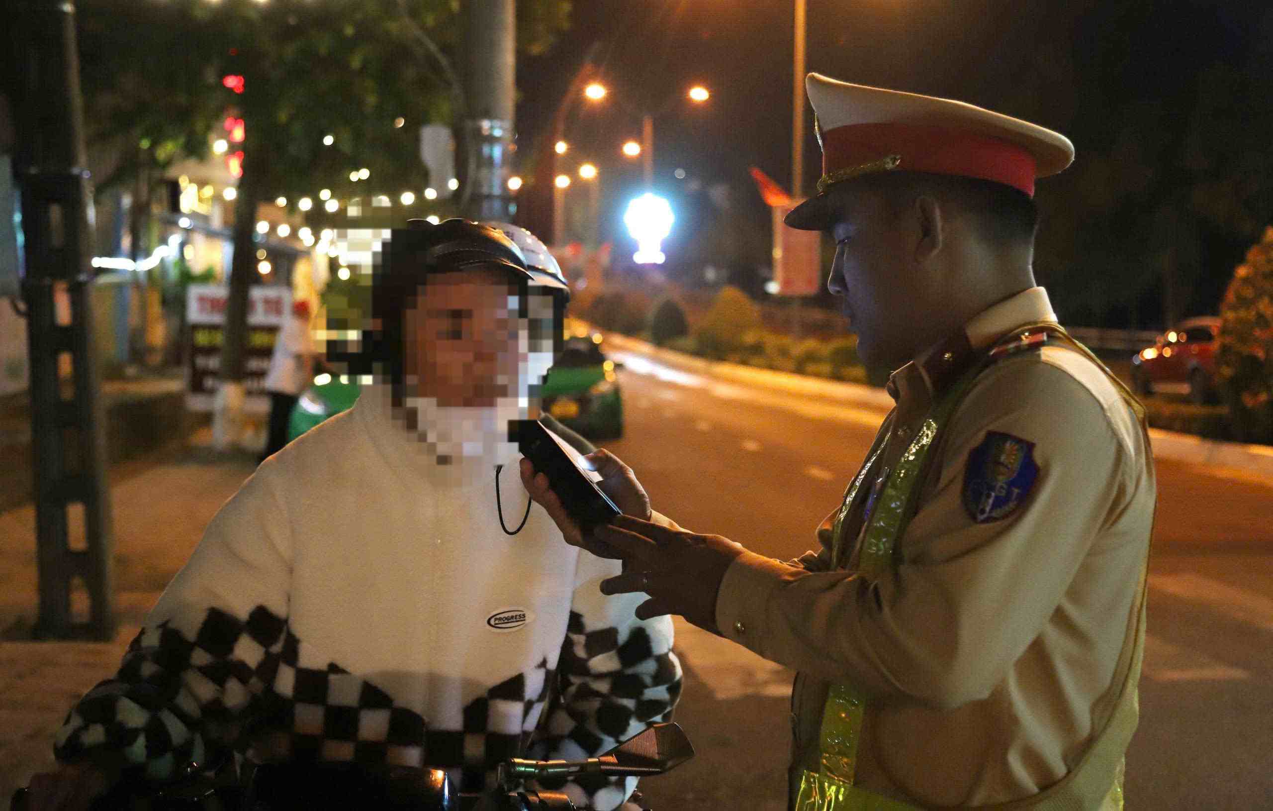 Canh sat Cong anh tinh Lam Dong kiem tra nong do con doi voi nguoi dieu khien xe may. Anh: Phuc Khanh