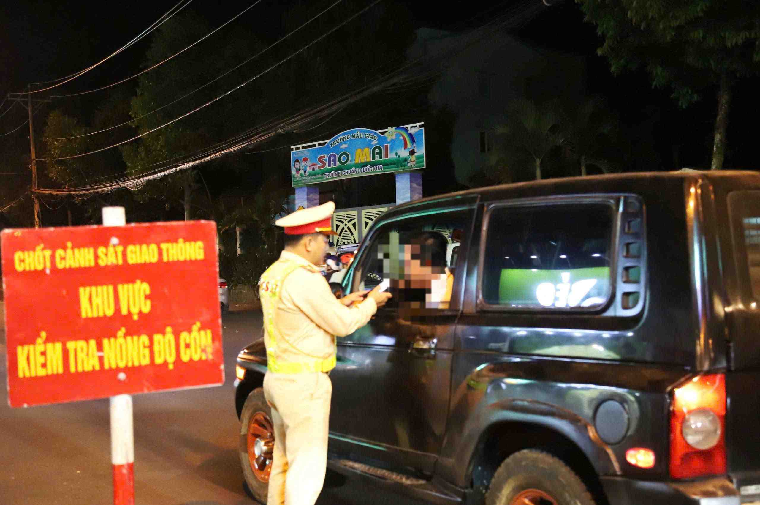 Lam Dong Provincial Police focus on checking and handling drivers of vehicles violating alcohol concentration. Photo: Phuc Khanh