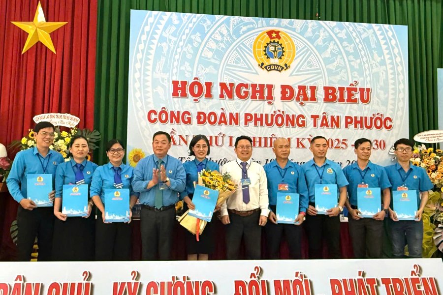 Launching the Executive Committee of the Tan Phuoc Ward Trade Union, Ho Chi Minh City. Photo: Thanh An