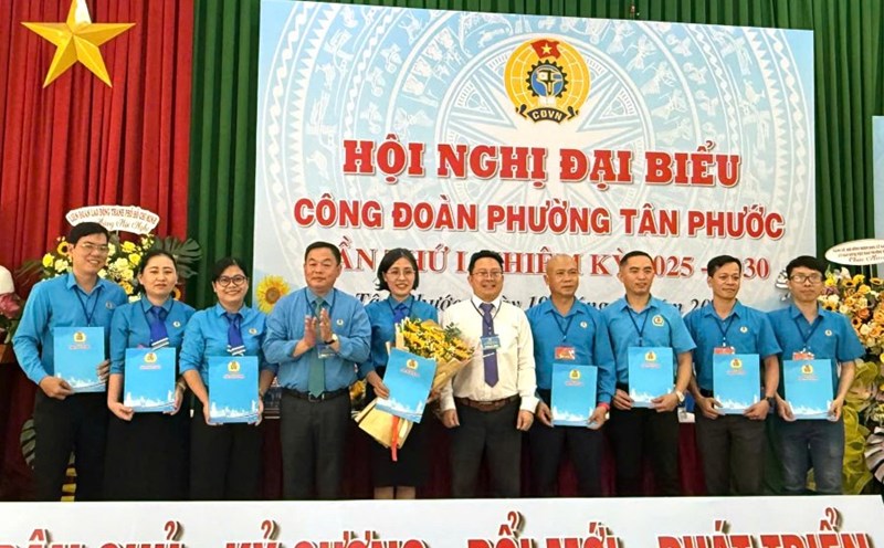 Launching the Executive Committee of the Tan Phuoc Ward Trade Union, Ho Chi Minh City. Photo: Thanh An