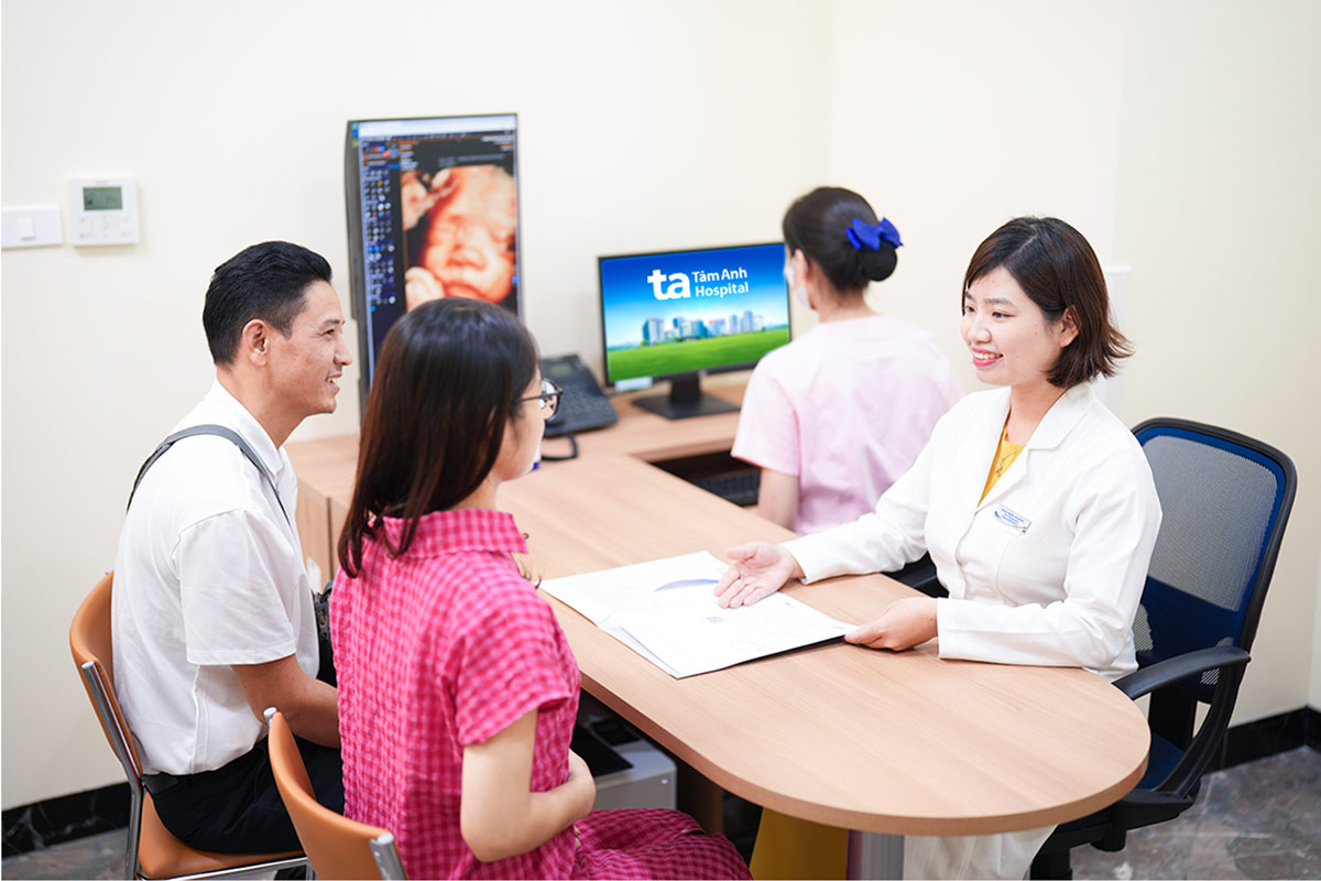 Doi ngu bac si San Phu khoa tham kham, tu van ky luong, dong hanh cung khach hang trong suot hanh trinh mang thai va sinh con. Anh: BVDK Tam Anh