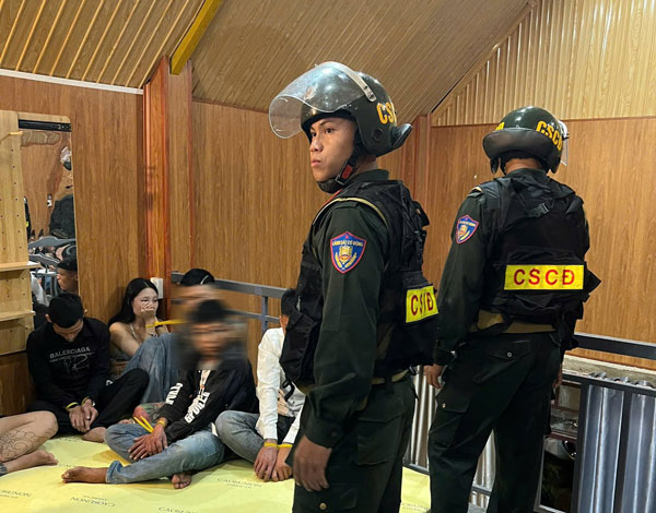 Lực lượng chức năng đột kích bắt giữ nhóm đối tượng sử dụng ma túy trái phép. Ảnh: Công an 