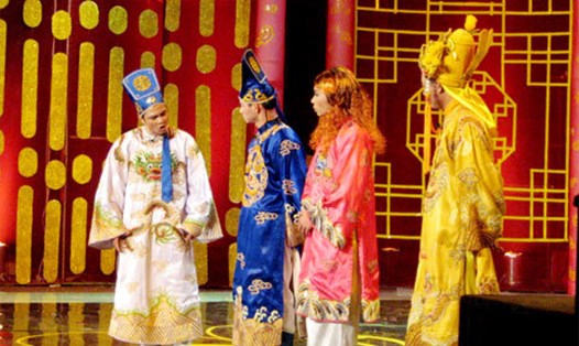 Màn chầu với phần hát chế "Hôm qua em đến trường/Bạn đánh em gần chết" ở Táo Quân 2011. Ảnh: Chụp màn hình