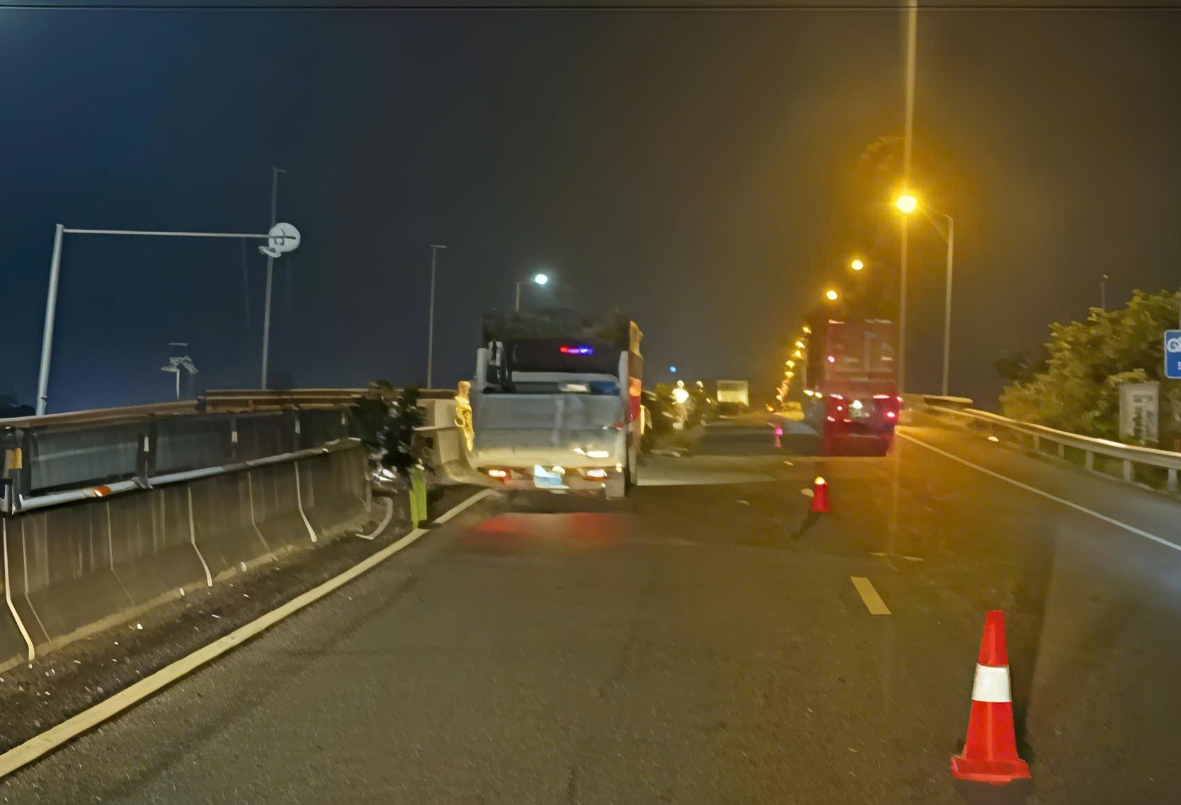 Vu tai nan xay ra o chan cau Tram Bac co den cao ap nhung khong bat (chi bat den tren cau) khien 1 nguoi tu vong. Ảnh: Ban An toan giao thong thanh pho