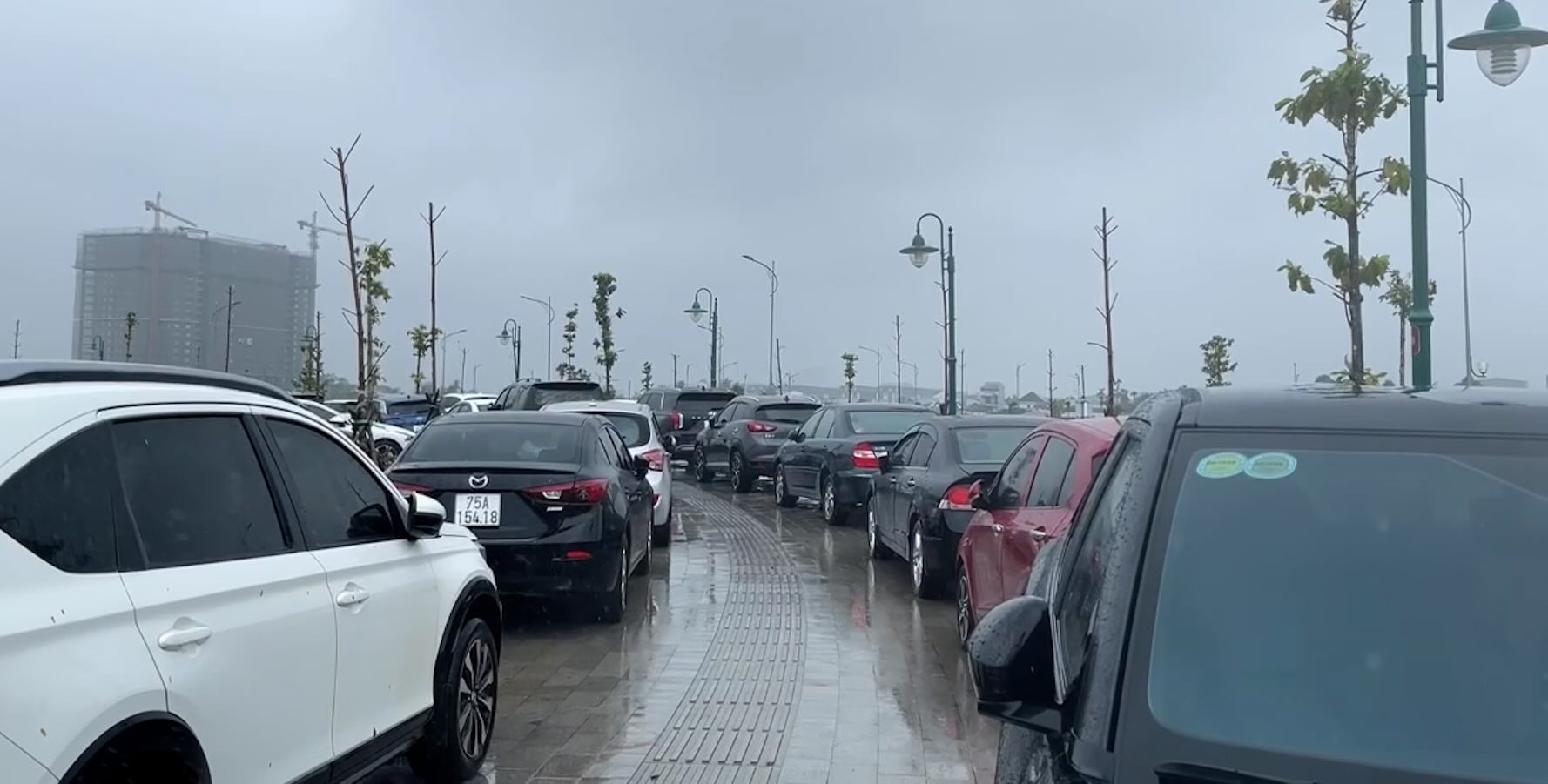 People in Hue move their cars to high ground to prevent flooding. Photo: Truong Quan