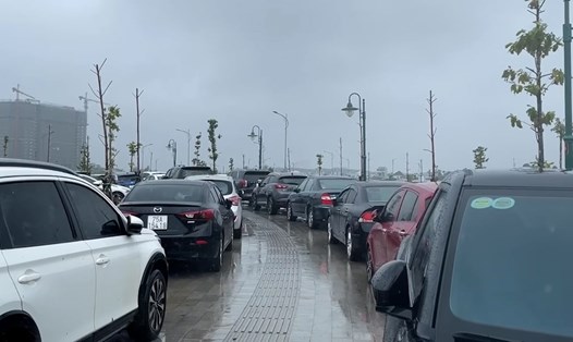 Người dân ở Huế đưa ôtô lên cao đề phòng ngập lụt. Ảnh: Trương Quân