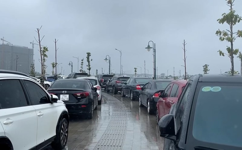 Los residentes de Hue elevan sus coches para prevenir las inundaciones. Foto: Truong Quan