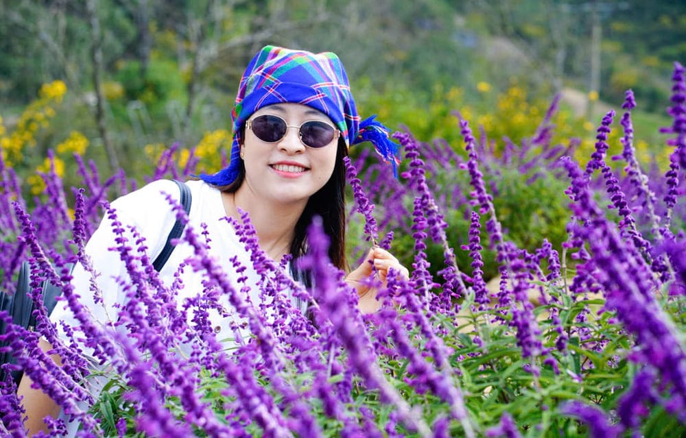 Du khach thich thu check-in tham hoa ruc ro tai Sun World Fansipan Legend. Anh: Thanh Son 