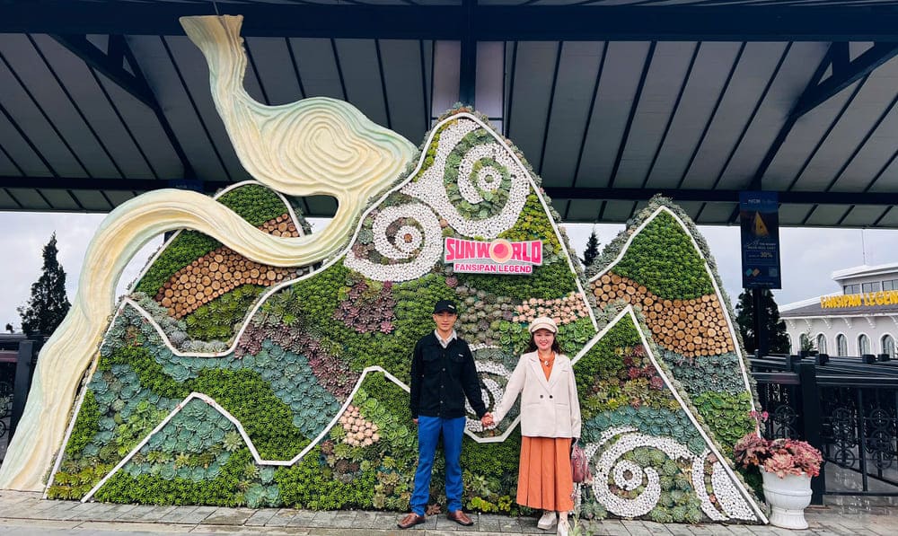 El Festival Hoa Sen da 2025 esta decorado con escenas de flores de piedra unicas unicas llamativas y elaboradas. Foto: Thanh Son