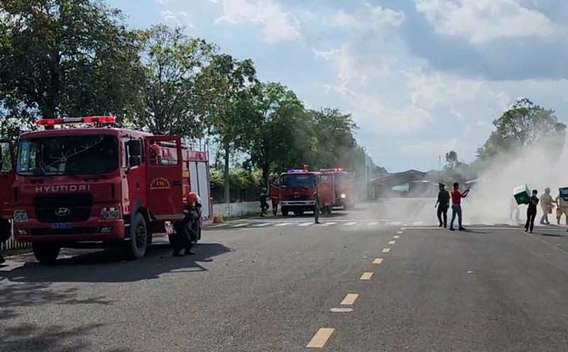 Vinh Long Fire Prevention and Rescue Police coordinated with the Fire Prevention and Rescue Police force at Lefaso Tra Vinh Company. Photo: Hoang Loc
