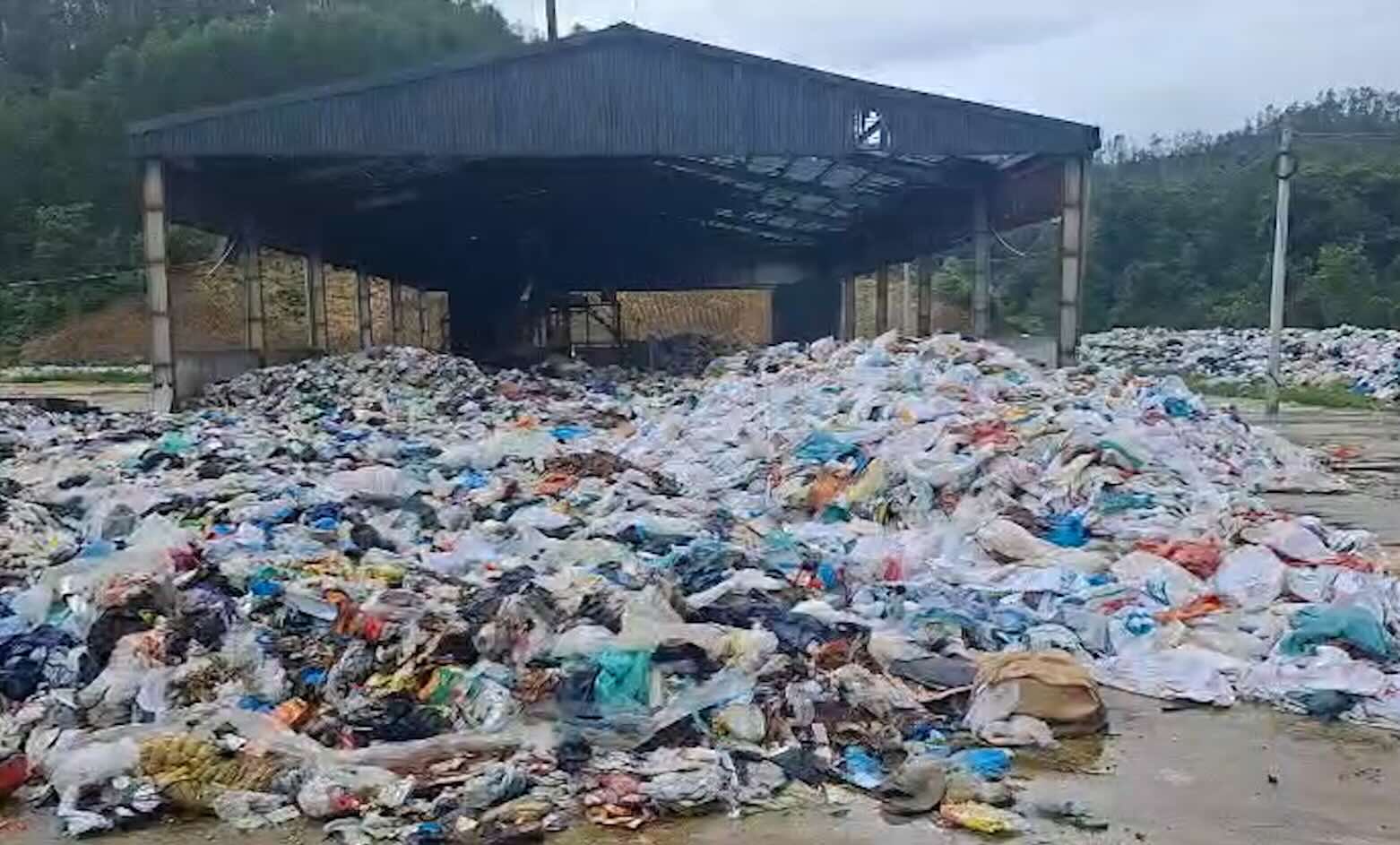 Close-up of the "huge" landfill in the middle of the treatment plant's closure in Ha Tinh. Photo: Tran Tuan