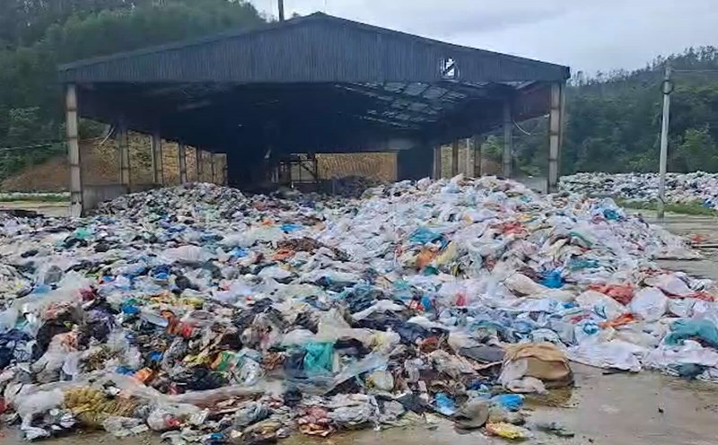 Close-up of the "huge" landfill in the middle of the treatment plant's closure in Ha Tinh. Photo: Tran Tuan