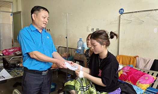 Ông Lê Thanh Bình - Ủy viên Ban Thường vụ Liên đoàn Lao động tỉnh Quảng Ngãi, Phó Ban Công tác Công đoàn trao hỗ trợ cho chị Đinh Thị Bé. Ảnh: Xuân Quang