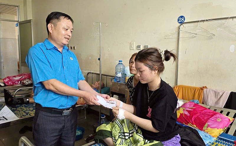 Mr. Le Thanh Binh - Member of the Standing Committee of the Quang Ngai Provincial Labor Federation, Deputy Head of the Trade Union Work Committee presented support to Ms. Dinh Thi Be. Photo: Xuan Quang
