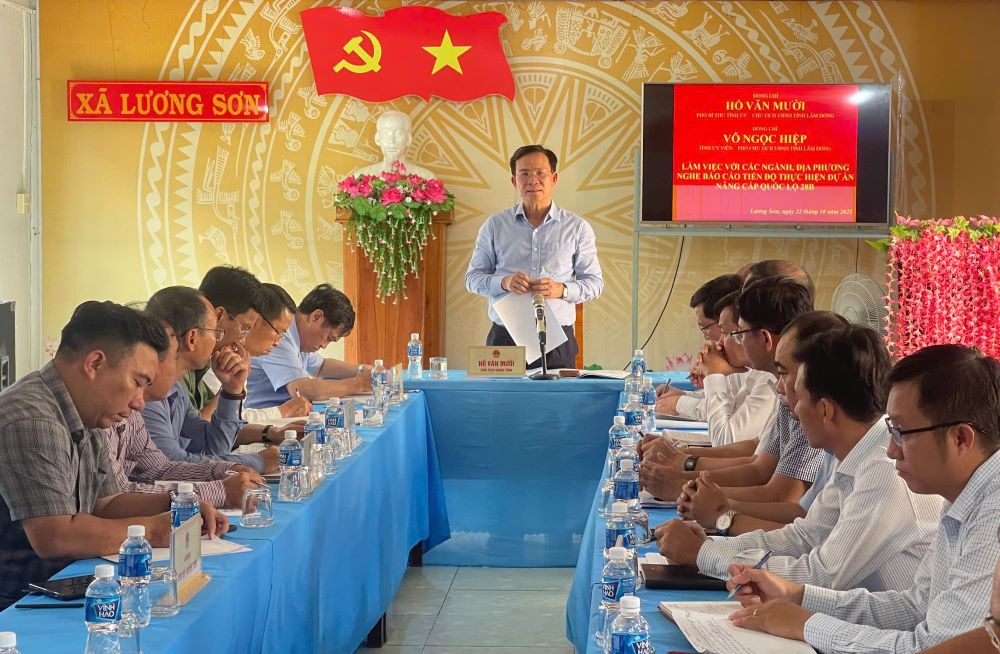 Ong Ho Van Muoi - Chu tich UBND tinh Lam Dong phat bieu chi dao, day nhanh tien do du an Quoc lo 28B. Anh: Duy Tuan