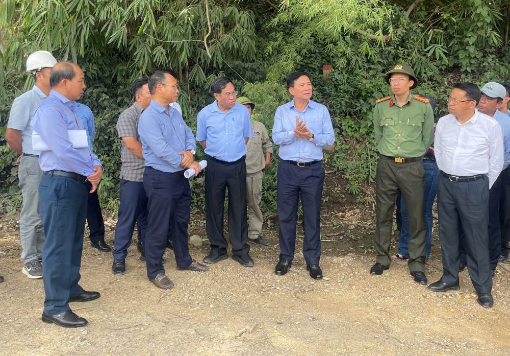 Chu tich UBND tinh Lam Dong - Ho Van Muoi cung lanh dao cac so va cac don vi kiem tra thuc te cong trinh. Anh: Duy Tuan