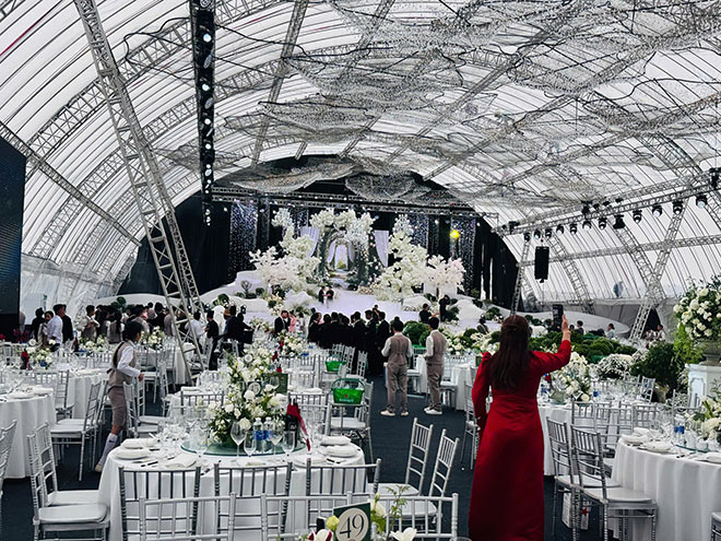 Dentro del cine de bodas de Miss Do Thi Ha y el empresario Viet Vuong.