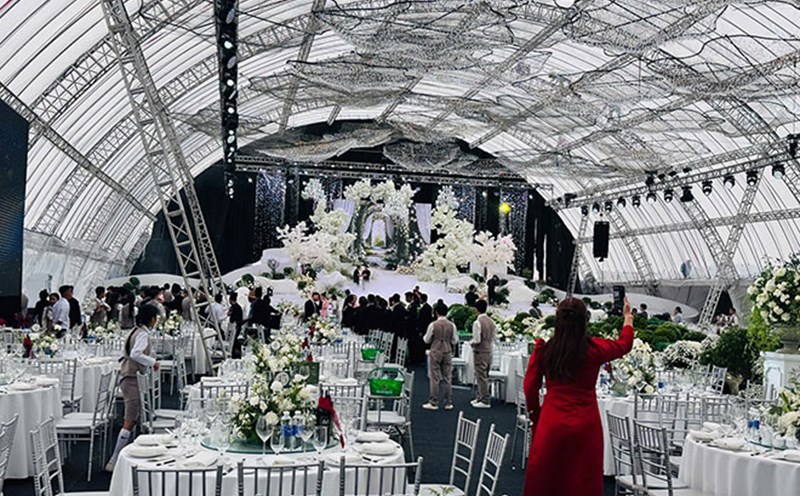 Inside the wedding hall of Miss Do Thi Ha and businessman Viet Vuong.