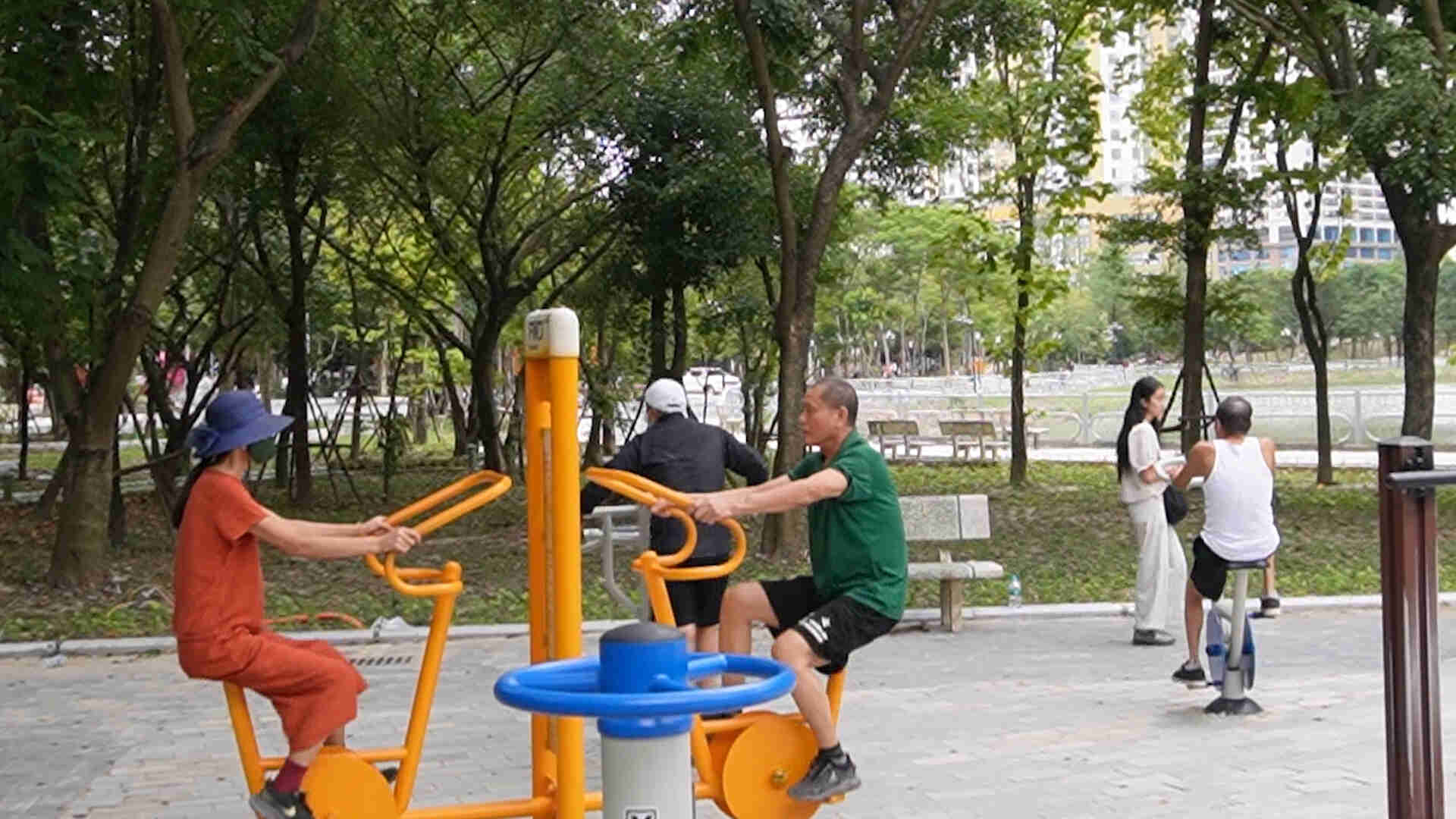 Hanoi turns cold, the elderly switch to afternoon exercise to avoid stroke