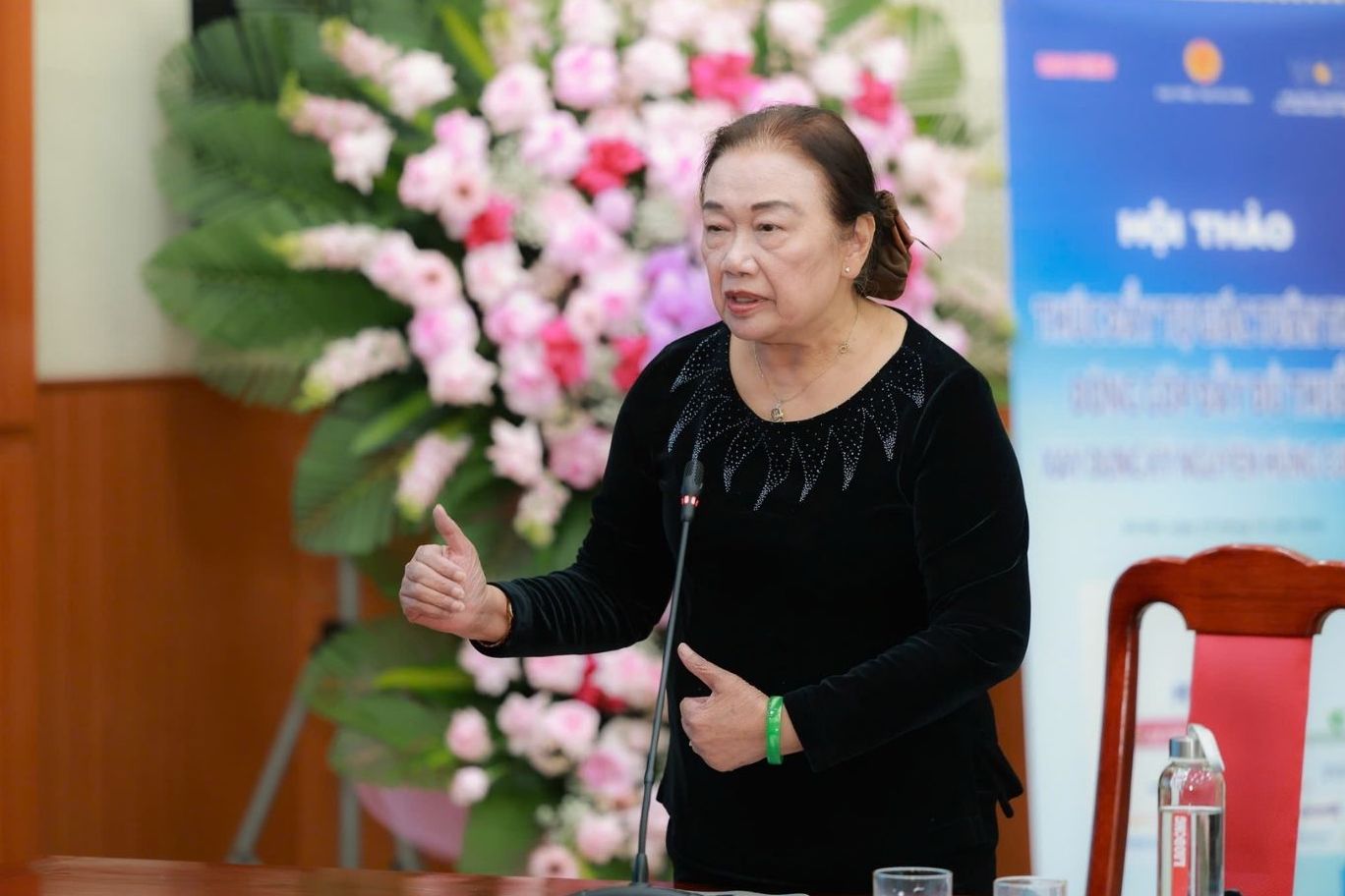 Ms. Nguyen Thi Cuc emphasized that voluntary compliance and full payment of taxes is an act of patriotism, contributing to building a strong Fatherland. Photo: Hai Nguyen