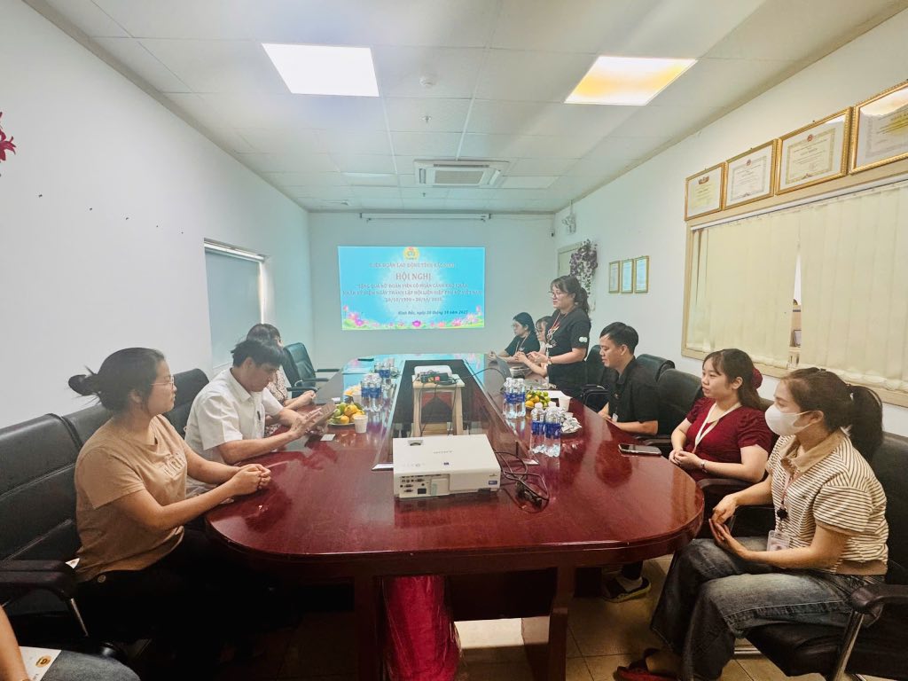 The Kinh Bac Ward Labor Union (Bac Ninh Province) visited and encouraged female union members in difficult circumstances. Photo: Kinh Bac Ward Union