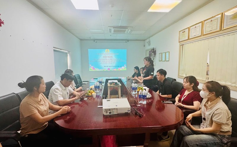 The Kinh Bac Ward Labor Union (Bac Ninh Province) visited and encouraged female union members in difficult circumstances. Photo: Kinh Bac Ward Union