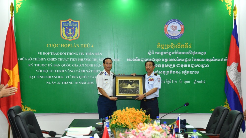 Doan cong tac hai ben da tang qua, chup anh luu niem, khang dinh tinh than gan bo, huu nghi, hop tac va tin cay. Anh: Duc Thai