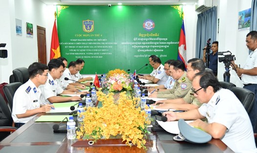 Quang cảnh buổi làm việc của Bộ Tư lệnh Vùng Cảnh sát biển 4 và Sở Chỉ huy Chiến thuật tiền phương Campuchia. Ảnh: Đức Thái