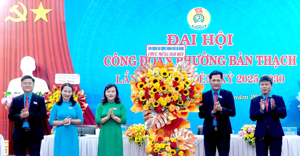 La Sra. Nguyen Thi Ngoc Anh - Vicepresidenta de la Federacion Laboral de la ciudad de Da Nang (tercera desde la izquierda) entrega flores para felicitar al Congreso del Sindicato de la comuna de Ban Thach. Foto: Sindicato de Da Nang